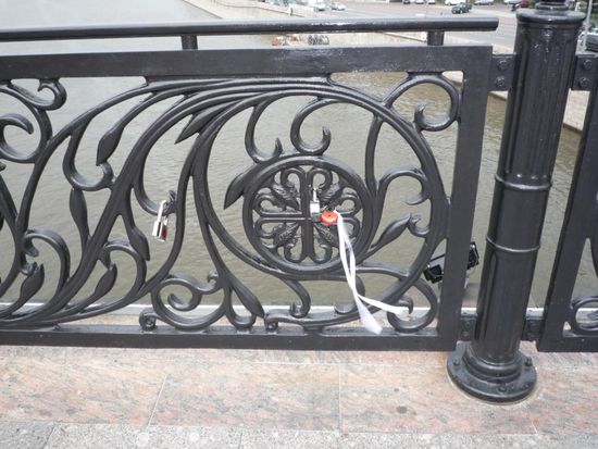 Wohl ein Brauch in Russland, dass wenn man heiratet, man ein Schloss z.B. an einer Bruecke festkettet - ein recht direktes Symbol 