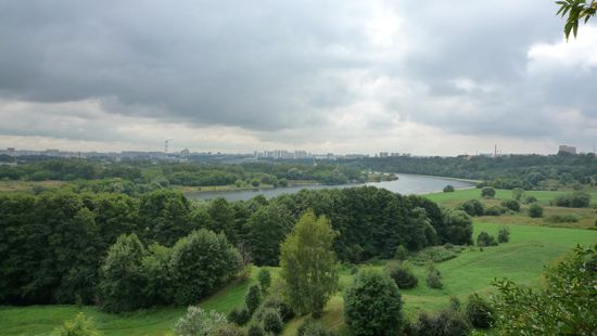 Das ist doch mal eine Abwechslung zu den Plattenbauten, und der Park ist nur zwei Stationen von der zentralen Ringbahn entfernt.