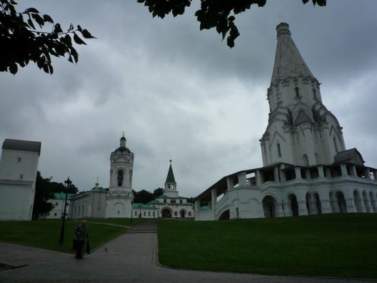 Ich glaube das der Park sowas wie die Erholungsresidenz der Zaren war und sie liessen sich scheinbar zu allerlei Anlaessen hier Gebaeude errichten.