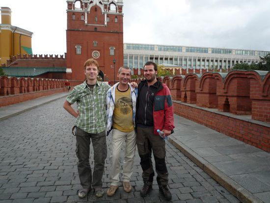Athoma, sein Vater Jura und ich vor dem Eingang zum Kremmel