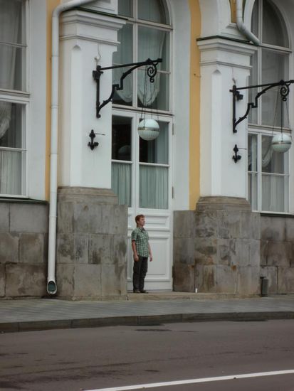 Athoma wollte mal dort stehen, wo President Medwedjev bei seinem Amtsantritt gestanden hat und wohl durch diese Tuer gegangen ist - Athoma for President