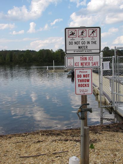 Super See, man darf nicht schwimmen, nicht eislaufen, nicht ins Wasser gehen und keine Steine in den See werfen.