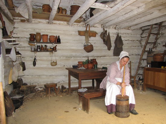 Die Dame ist gerade dabei Butter herzustellen.