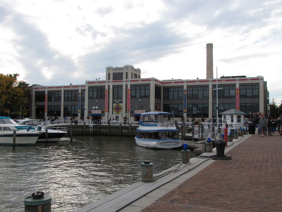 In der ehem. Torpedofabrik haben sich mittlerweile zahlreiche Gallerien angesiedelt, die sogar mir als Nichtkunstfan gefallen.
