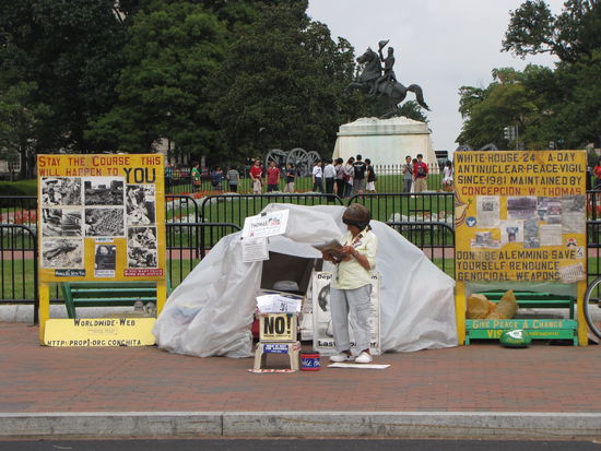 Protestlerin vor dem Weissen Haus