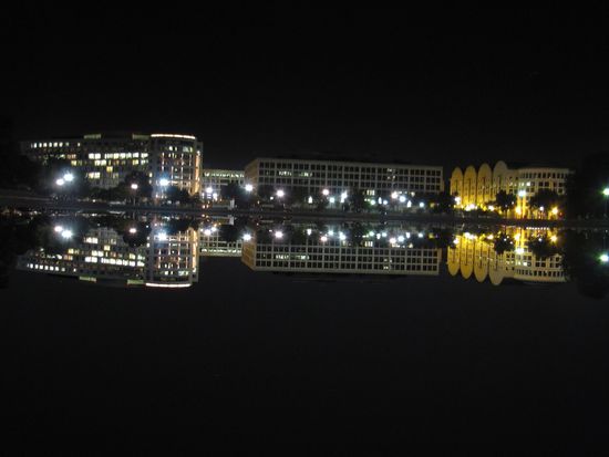 Na welches sind die wirklichen Gebäude und welches die Spiegelbilder?