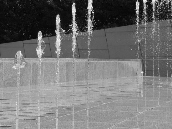 Springbrunnen vor einem Museum