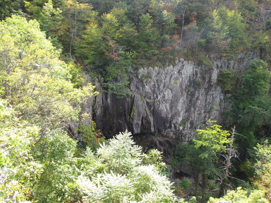 Die feuchte Stelle an der Wand ist zu anderen Jahreszeiten der höchste Wasserfall im Park (ca. 30m hoch).