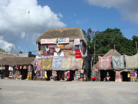 Wie bei allen Maya- Staetten, trafen wir auch in Coba auf die vielen Sovenirshops. Wir konnten es einfach nicht lassen, uns eines dieser farbigen Mexicotuecher zu kaufen  Da wir ja noch so viel platz in unseren Rucksaecken haben, ist dass ja keeeein Problem 