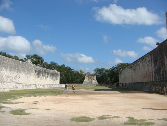 Das ist der Ballspielplatz. Die Steinringe sind ganz zu oberst an der Mauer befestigt. Wir koennen uns also nicht vorstellen, wie dieses Spiel funktioniert haben soll!!!