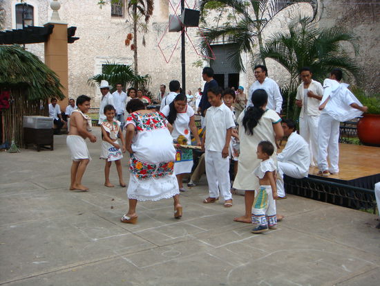 Famile beim Himmel und Hoell spielen