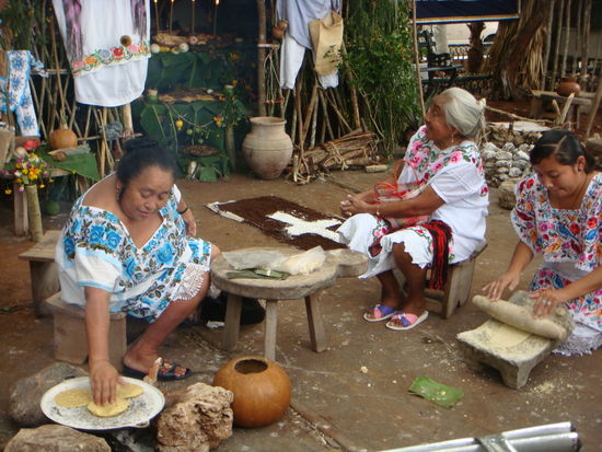 Frauen beim traditionellen Tortillas backen