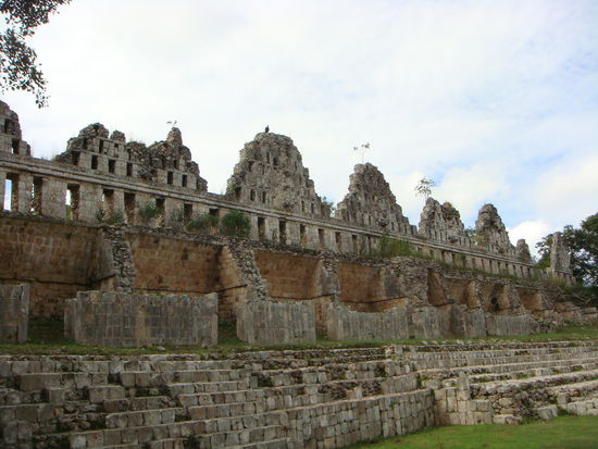 Die "Schlangenmauer" Je nach dem wie die Sonne scheint, wirft sie einen Schatten auf den Boden, welches wie eine Schlange aussieht