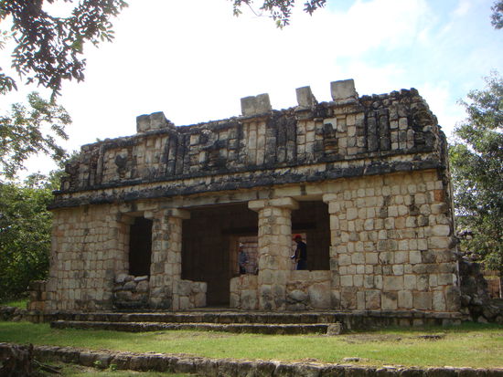 Das Schildkroeten aus. Es bedeutet, wer hier drin lebte, hatte ein laaaanges Leben 