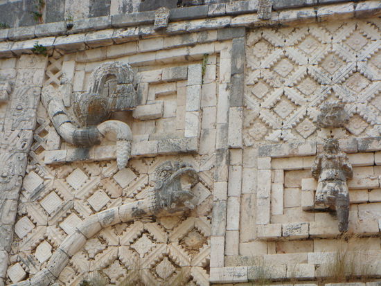 Viele Muster und Figueren verzierten die Waende