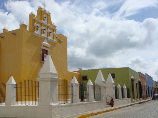 Die vielen farbigen Haeusern und Kirchen