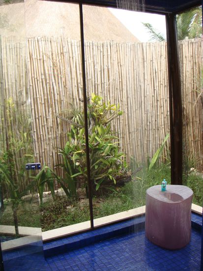 Unsere hammer Dusche im Freien. Es hat nur Mosquitonetze rundherum und eine Bambusmauer als Sichtschutz. UND eine riesige Duschbrause.