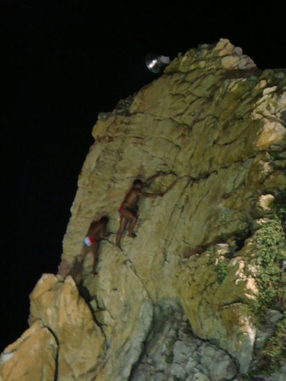 Die mutigen Klippenspringer beim Hochklettern