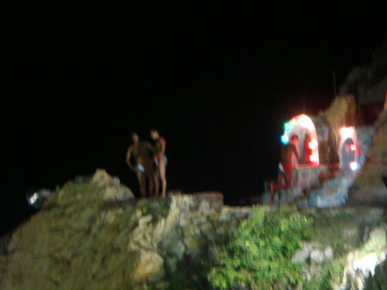 Rechts betete jeder Klippenspringer vor dem Altar, damit sie den Sprung ueberleben.