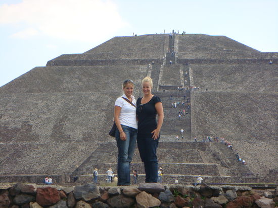 Wir zwei vor der Sonnenpyramide... Bitte beachtet die vielen Treppen und habt einwenig Mittleid mit uns 