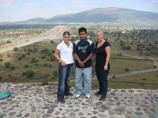 Unser Chauffeur Jesus mit uns auf der Sonnenpyramide  Im Hintergrund ist die Mondpyramide zu sehen.