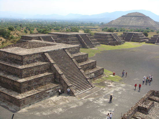 Ausblick von der Mondpyramide aus...