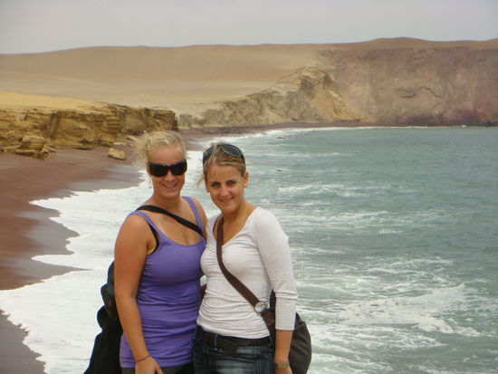 Strand mit rotem Sand