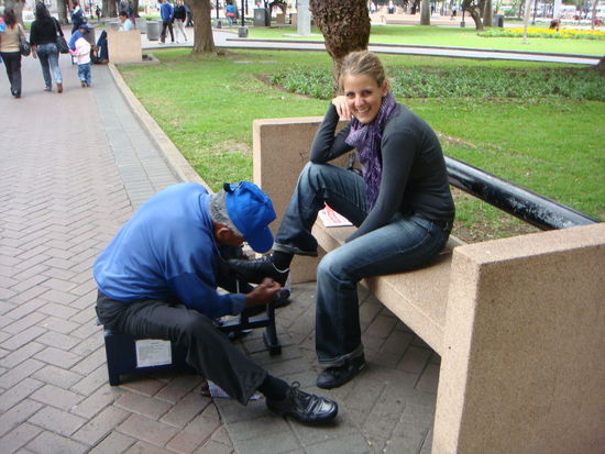 Wir liessen unsere Schuhe putzen... 
Naja, irgendwie sehen sie jetzt komisch aus 