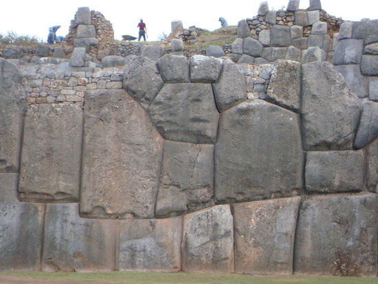Typische Inkamauer. Die Steine passen immer ganz genau aufeinander.