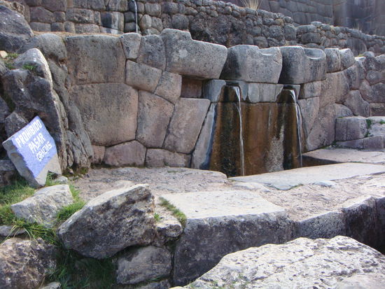 Dieser Brunnen verspricht ewige Jugen und bringt Glueck, wenn man das Wasser trinkt oder sich damit waescht . Haben wir natuerlich sofort ausprobiert hihi