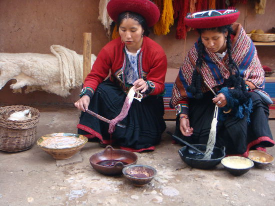 ... Wolle faerben... (Dies wird alles mit Naturmaterialien gemacht).