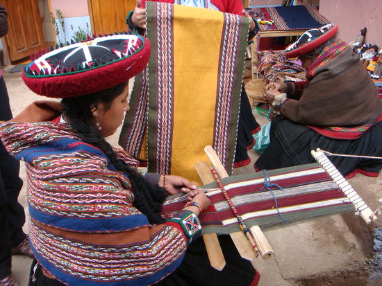 ... und dann wird sie zu schoenen farbigen Tuechern verarbeitet.