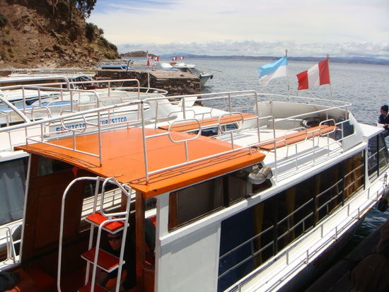 Unser Boot.... Oben auf den orangen Baenken holten wir uns einen schoenen Sonnenbrand