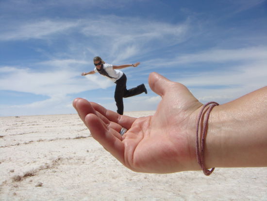 Nathi trägt Claudia auf Händen