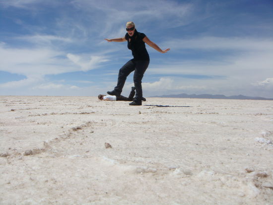 Claudia wird in den Boden gestampft 