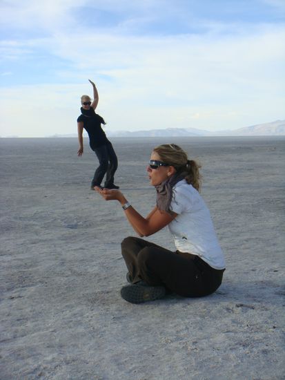 Nathi wird  von Claudia weggeblasen...hihi...