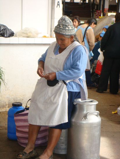 Marktfraueli beim Geld zählen