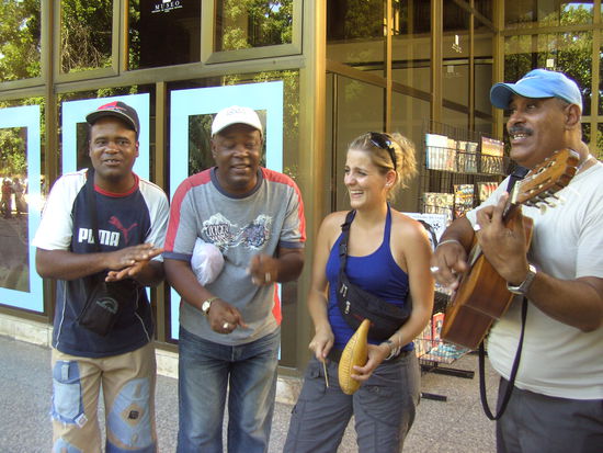 Claudia beweist ihr musisches Koennen
