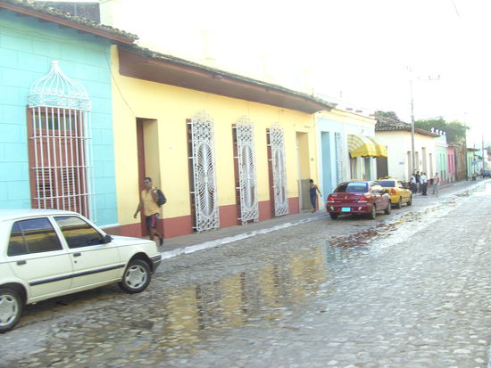 Ueberall Pflastersteinstrassen und farbige Haeuser