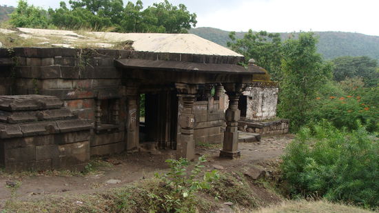 Einer der zwoelf am zerfallenen Tempel im Krater