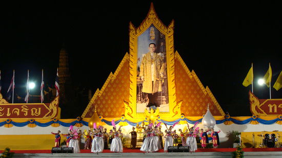 Tanzshows fuer den Koenig