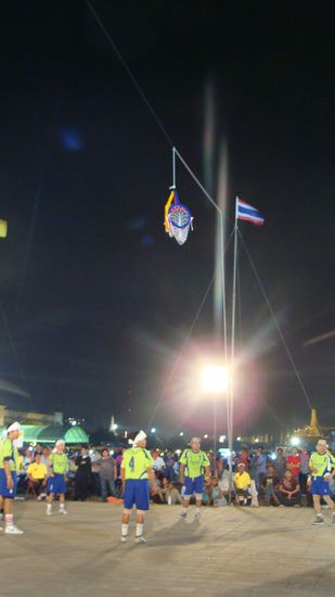 Ein interessantes Spiel, man spielt dabei in zwei Teams (zur selben Zeit, wobei man kein Kontakt mit dem anderen Team hat) auf Zeit. Ziel ist, moeglichst viele Baelle in eines der Koerbe zu werfen, dabei darf alles ausser den Haenden eingesetzt werden.