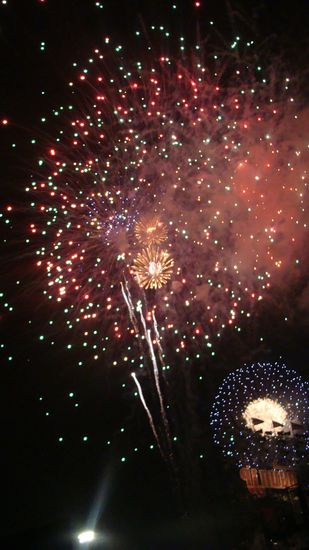 ne Woche lang taeglich ein riessiges Feuerwerk!