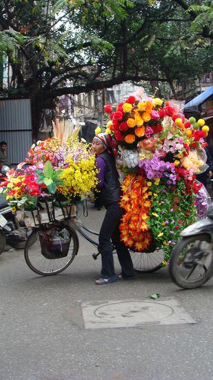 Wer mehr ueber diese Frauen mit ihren vollgefuelten Fahrraeder wissen will, soll ins Frauenmuesum.