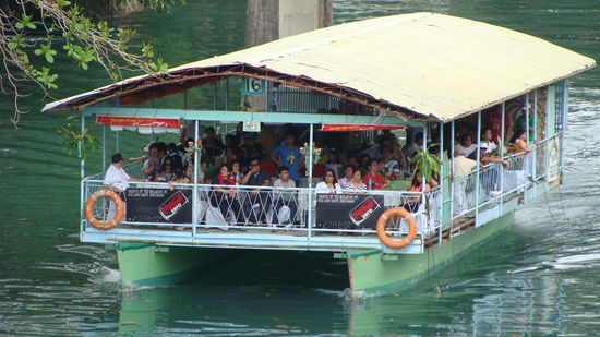 Irgentwann am Abend haben wir uns auf den Weg gemacht fuer so ne Flusstour mit Essen und Konzert. Das Essen und die Fahrt war okay, kleinwenig Touristisch aber da ich mit Achilles dort war, war es schon irgentwie total schoen... Nach der Bootsfahrt gabs noch ein Konzert von ner Showband einer der Renomiertesten Musikakademien der Philippinen. Ich bin ja eiglich nicht sooooo der grosse Showmusikfan, aber das war echt hammerklasse und teilweise auch total suess und lustig...
Dann gings nach Hause... Zum Glueck hatte ich meine Kopflampe dabei, weil irgentwie hat das licht beim Roller nicht wirklich brennen wollen...