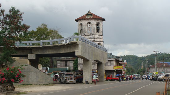 Am naechsten Tag, nach dem wir ausgeschlafen und geduscht haben sind wir nach Loboc, wo wir was gegessen haben und das kleine Museum im kloster anschauen waren... Ach ja, sieht ihr die komische Bruecke? Die haben da ne Bruecke gebaut, doch als sie schon auf der anderen Seite des Flusses waren, mussten sie das ganze abbrechen und quasi unbeendet lassen... Weil man munkelt, das unter dem Kloster, das man wegreisen haette muessen, Goldbaren liegen... Jetzt dient sie als Fussgaengerbruecke, wo abends sich verliebte treffen. Als wir dort waren, wurde gerade nen Lift gebaut.