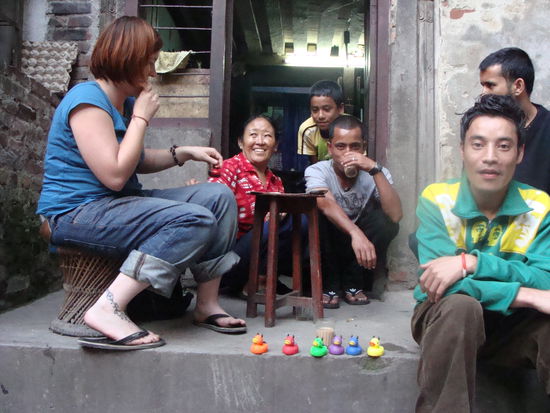 Ich, Mama Dolma Lama (sie ist ne richtig tolle Frau, total suess und ne super Koechin!!) und Freunde... im Hinterhof.