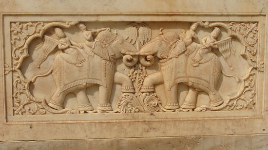 ...alles mit solch schoenen Steinarbeiten verziert!