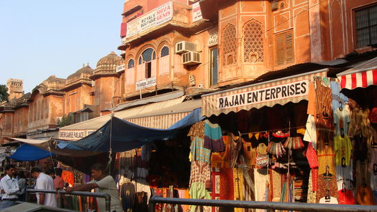 Look me Shop! Verry cheap! Hello! How are you? Were are you from? Nice Country! Rikscha, please?...
(Ich kanns nicht mehr hoeren!!!)