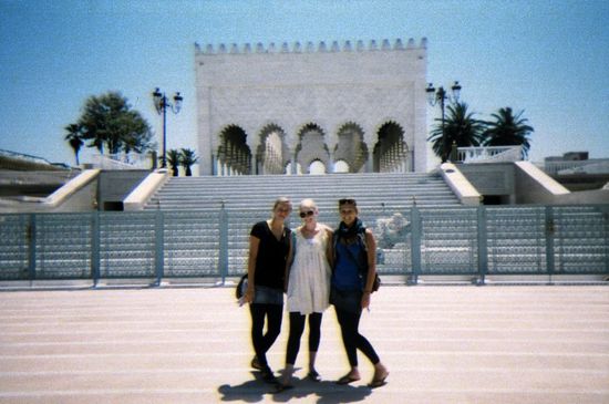 Vor dem Mausoleum von Hassan oder Mohammed ...